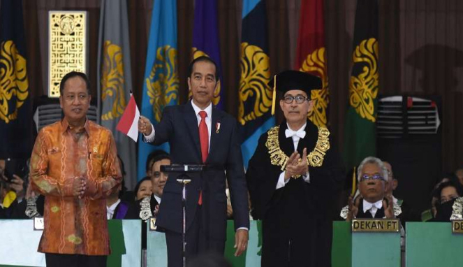 Presiden Joko Widodo bersama Menristek Dikti dan Rektor UI 