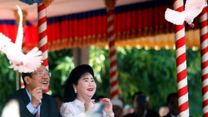 PM Kamboja Hun Sen dan istri di acara peringatan tergulingnya rezim Khmer Merah