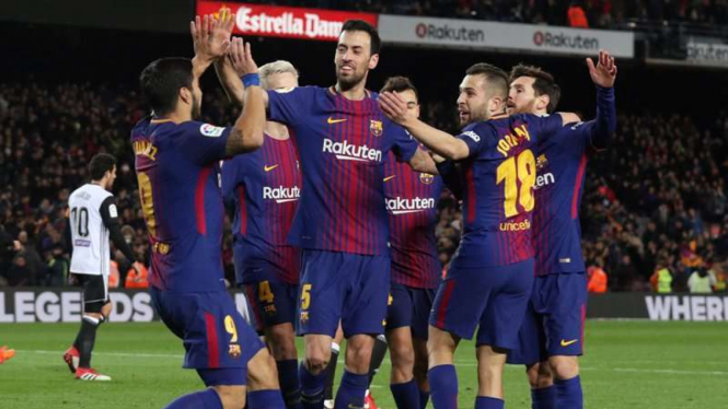 Para pemain Barcelona merayakan gol Luis Suarez (paling kiri)