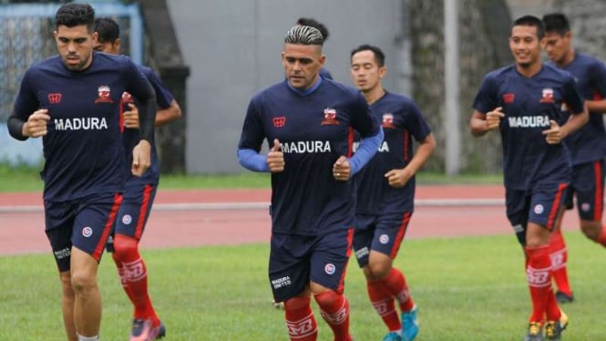 Pemain Madura United melakukan latihan.