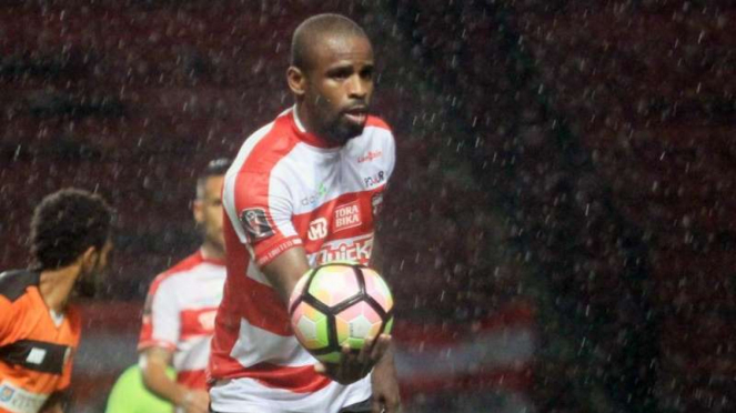 Pemain Madura United, Greg Nwokolo