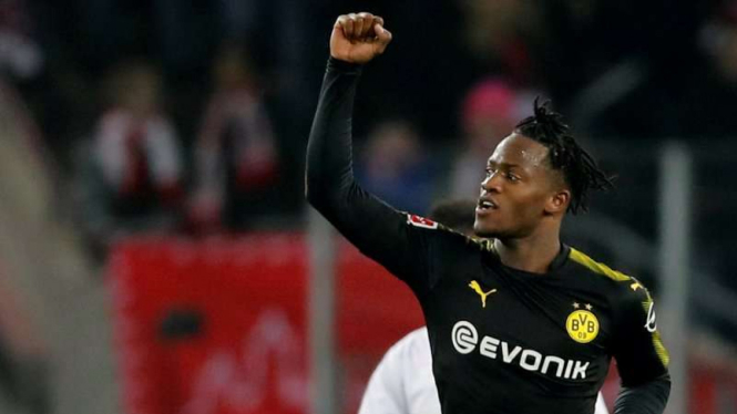 Selebrasi gol pemain anyar Borussia Dortmund, ichy Batshuayi.