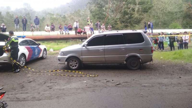 Polisi menutup lokasi temuan jasad dalam mobil di Kawah Sikidang, Dieng.