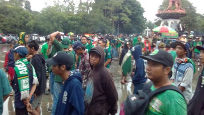 Bonek padati Stadion Manahan Solo.