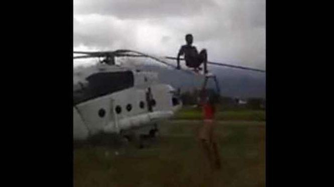 Helikopter yang jadi ayunan anak-anak di Papua.