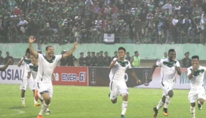 Pemain PSMS merayakan kemenangan atas Persebaya di 8 besar Piala Presiden 2018.