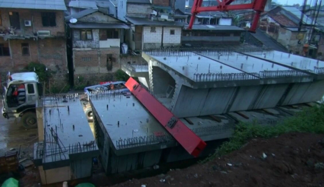 Crane double track PT KAI ambruk di kawasan Matraman Jakarta, Minggu (4/2/2018)