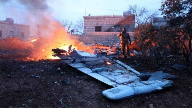 Pesawat militer Rusia jenis Sukhoi-25 yang tertembak jatuh oleh kelompok pemberontak di Idlib Suriah, Sabtu, 3 Februari 2018.