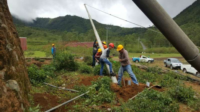Sejumlah petugas PLN di Kota Ruteng Kabupaten Manggarai NTT memperbaiki sejumlah tiang listrik yang roboh usai diterjang badai, Minggu (4/2/2018)