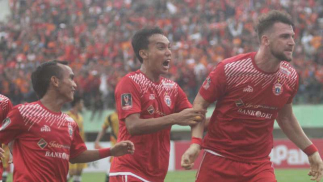 Pemain Persija Jakarta rayakan gol.