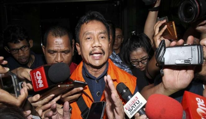 Bupati Jombang Nyono Suharli Wihandoko yang mengenakan rompi tahanan KPK