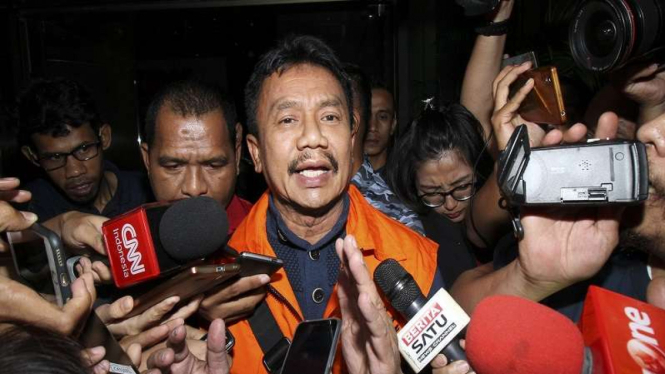 Bupati Jombang Nyono Suharli Wihandoko yang mengenakan rompi tahanan KPK
