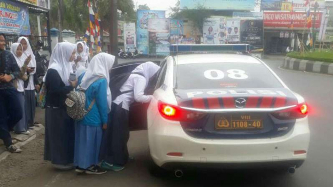 Mobil Polisi Jadi Angkot Dadakan gara-gara Sopir Mogok