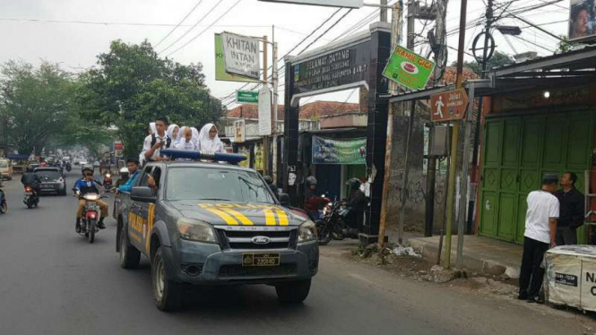 Kendaraan operasional polisi dikerahkan untuk mengangkut para pelajar ke sekolah gara-gara para sopir angkot mogok beroperasi di Kabupaten Garut, Jawa Barat, pada Senin, 5 Februari 2018.