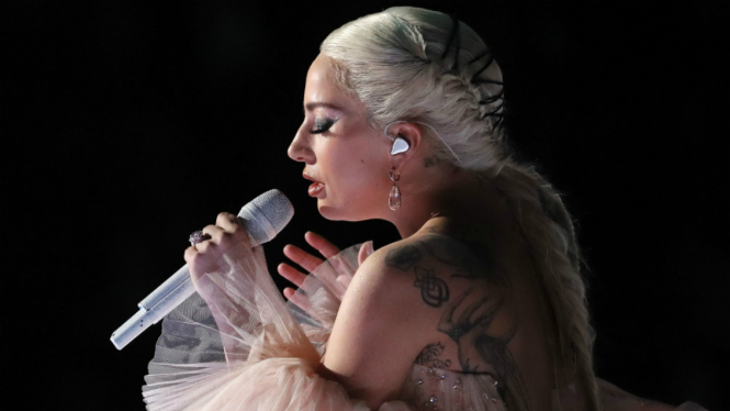 Lady Gaga saat tampil di Grammy Awards 2018.