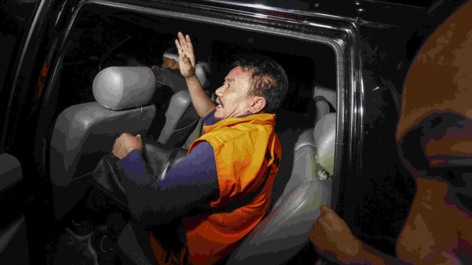 Bupati Jombang Nyono Suharli Wihandoko memasuki mobil tahanan.