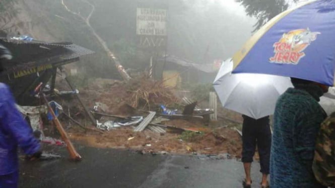 Longsor, jalur utama Puncak ditutup total, Senin, 5 Februari 2018