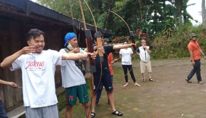 Aktivitas memanah di wisata Kampung Djowo di Kabupaten Kendal