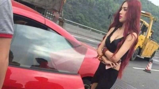 Wanita seksi yang menabrak mobil Honda.