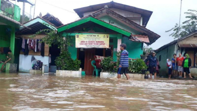 Banjir menggenangi pemukiman warga di Bogor, Jawa Barat.