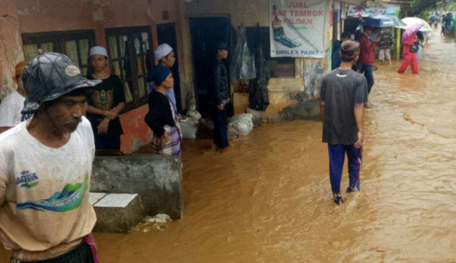 Banjir menggenangi pemukiman warga di Bogor, Jawa Barat.