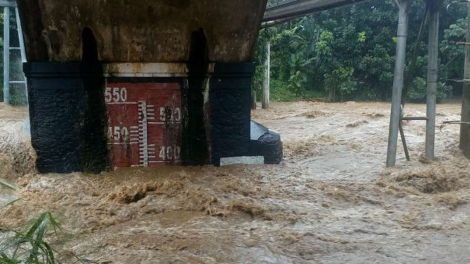 Debit air Sungai Ciliwung terus meningkat dan sudah pada posisi siaga satu berdasarkan pemantauan di pos pantau Ciliwung di Depok, Jawa Barat, pada Senin siang, 5 Februari 2018.