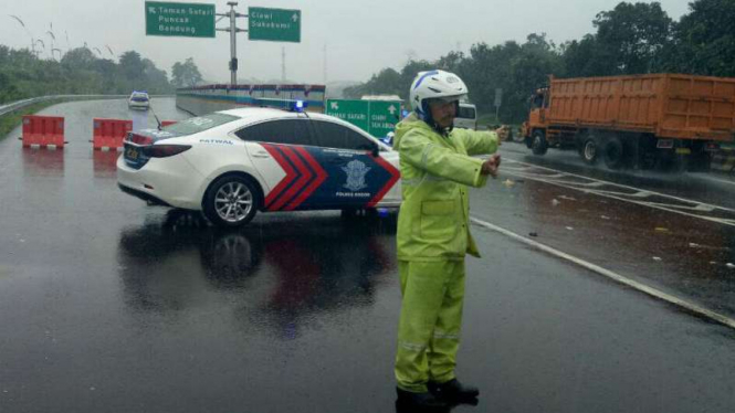 Tol Jagorawi arah puncak ditutup sementara karena evakuasi longsor 