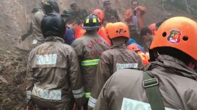 Tim gabungan melakukan pencarian terhadap 9 korban longsor di Puncak, Bogor.