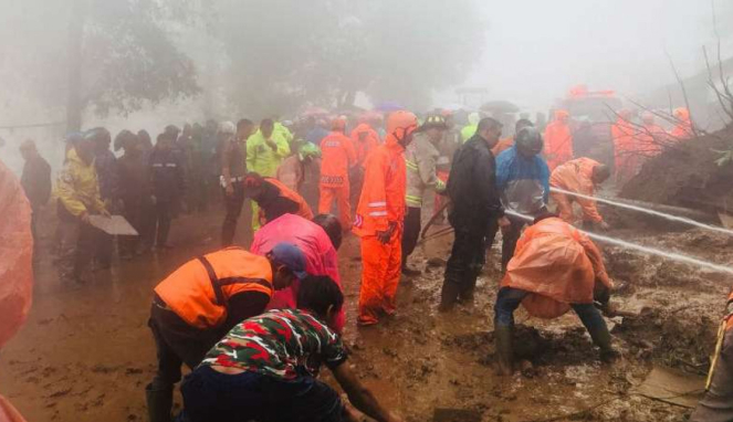 Tim gabungan melakukan pencarian terhadap 9 korban longsor di Puncak, Bogor.