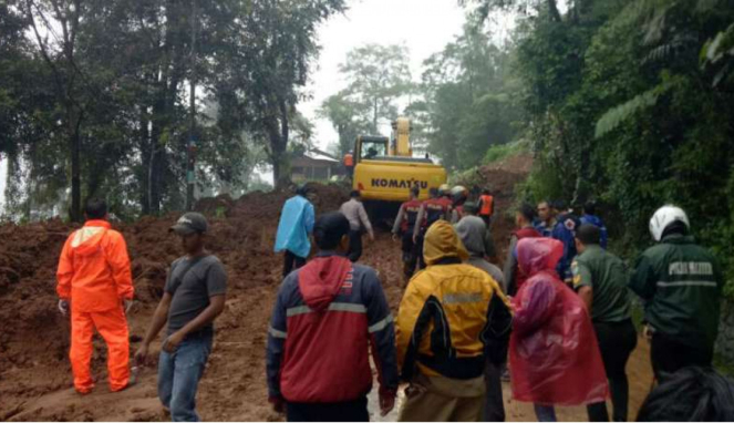 Alat berat dikerahkan untuk mencari korban longsor di jalur Puncak, Bogor.