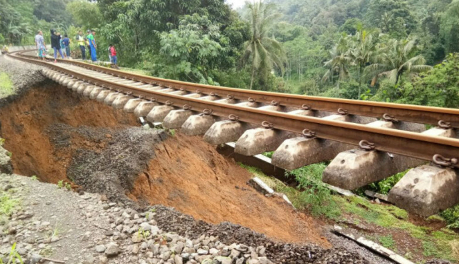 Jalur kereta api Bogor-Sukabumi ikut lonsgor