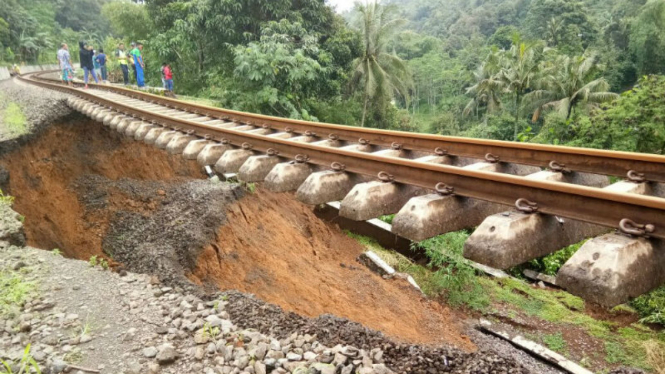 Jalur kereta api Bogor-Sukabumi ikut lonsgor