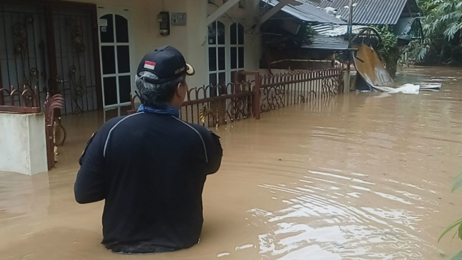 Banjir landa perumahan di Depok, Jawa Barat, Senin (5/2).