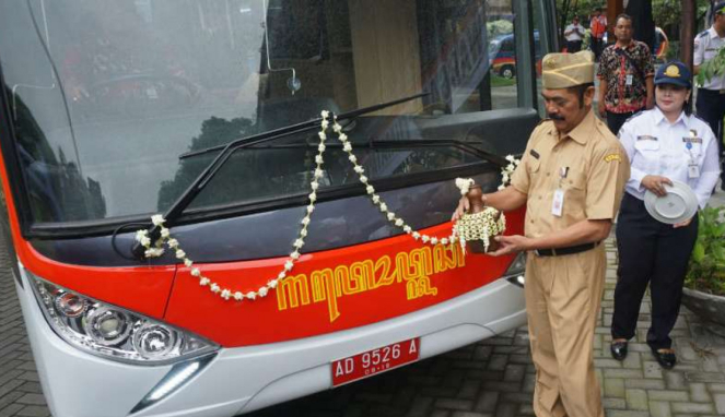 Bus Mewah yang Disopiri Wali Kota Solo Tabrak Pohon