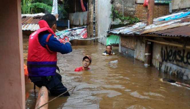 Banjir sudah seleher orang dewasa di kawasan Pasar Minggu.