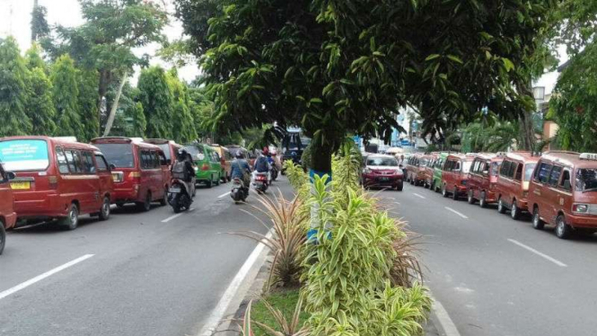 Para sopir angkutan perkotaan atau angkot menggelar aksi mogok beroperasi di Kota Samarinda, Kalimantan Timur, pada Senin, 5 Februari 2018.