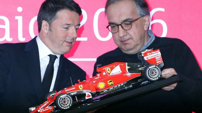 Replika mobil balap Ferrari.