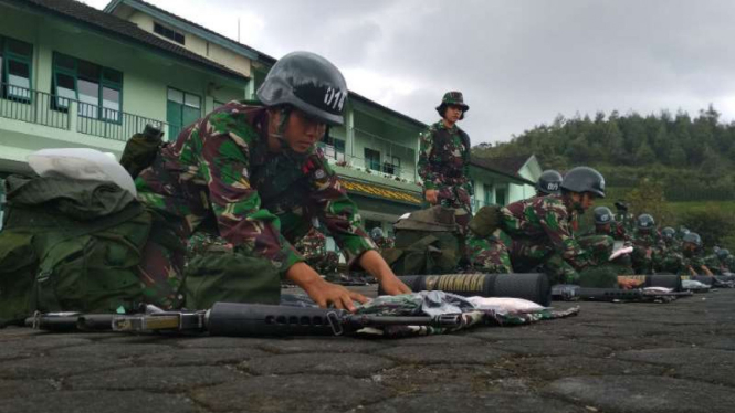 Sebanyak 62 siswa Bintara Korps Wanita Angkatan Darat (Kowad) digembleng latihan Berganda Secaba TNI Angkatan Darat di Pangalengan, Kabupaten Bandung, pada 5-8 Februari 2018.