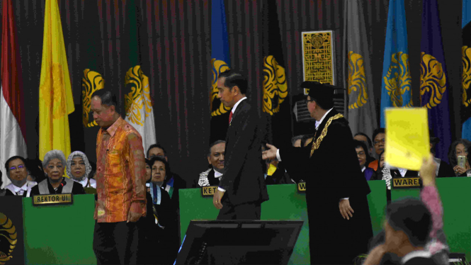 Mahasiswa UI saat meniupkan peluit dan beri kartu kuning ke Presiden Jokowi.