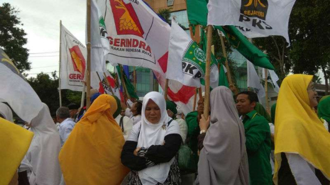 Komunitas hijabers menggelar aksi menggalang dukungan untuk calon gubernur dan wakil gubernur Jawa Tengah Sudirman Said dan Ida Fauziah di Kota Semarang pada Senin, 5 Februari 2018.
