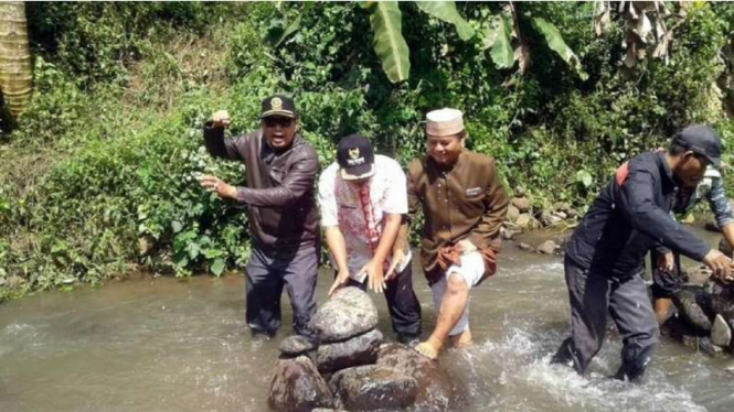 Sejumlah warga bersama aparatur pemerintahan Sukabumi menghancurkan karya seni batu bersusun di Sungai Cidahu.
