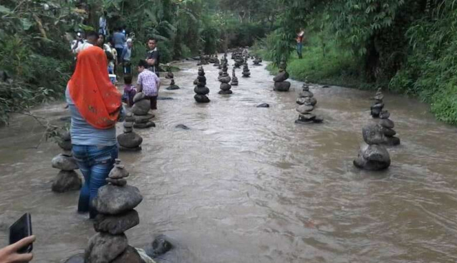 Penampakan karya seni batu bersusun di Sungai Cidahu Sukabumi