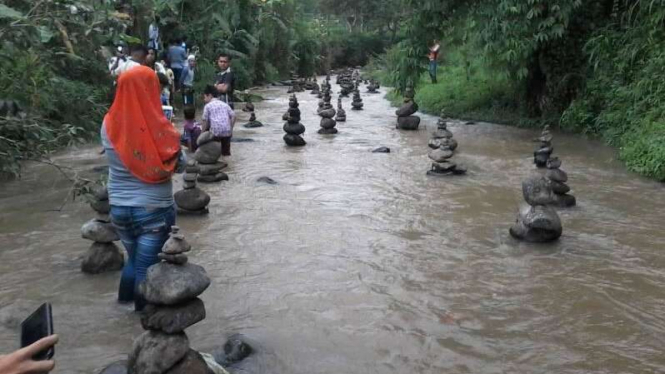 Penampakan karya seni batu bersusun di Sungai Cibojong Sukabumi Jawa Barat yang membuat heboh warga beberapa waktu lalu