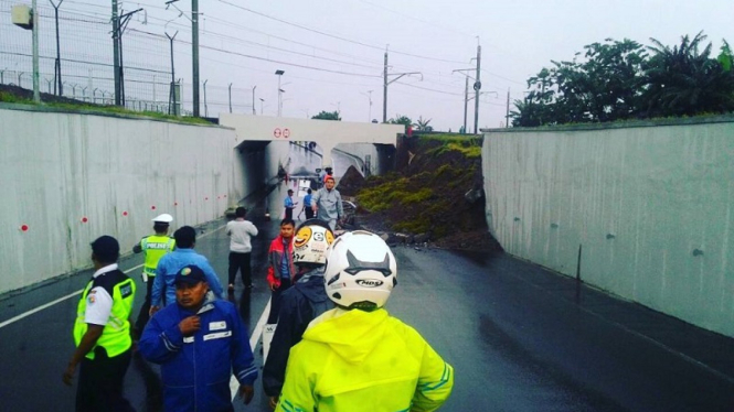 Petugas masih berusaha melakukan evakuasi pada korban longsor di perimeter Kereta Bandara Soekarno Hatta.