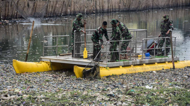 Prajurit TNI Bersihkan Sampah Citarum