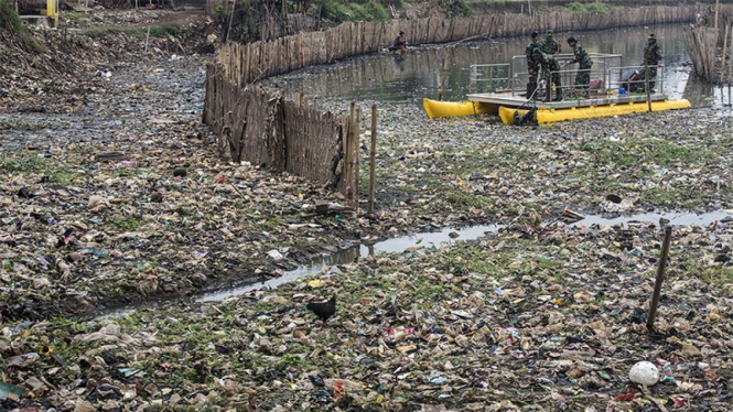 Prajurit TNI Bersihkan Sampah Citarum