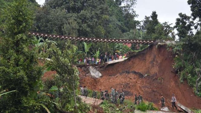 Longsor di jalur kereta Sukabumi-Bogor