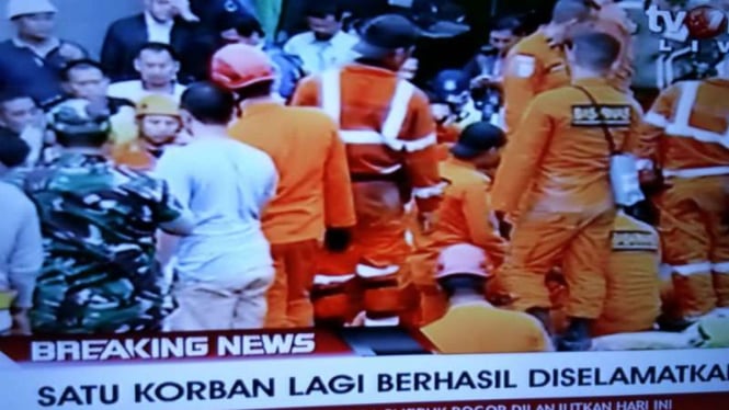 Korban longsor di perimeter bandara berhasil diselamatkan.