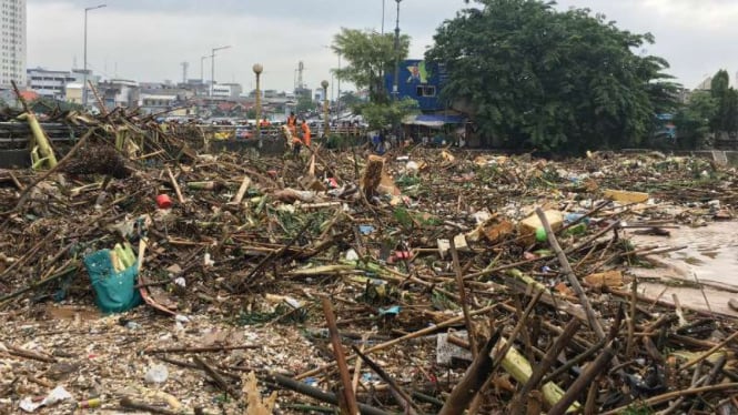 Sampah kayu sumbat aliran air di Tebet, Jakarta Selatan