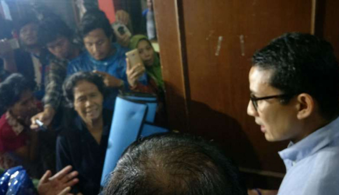 Wakil Gubernur DKI Sandiaga Uno menjenguk korban banjir di Cawang.